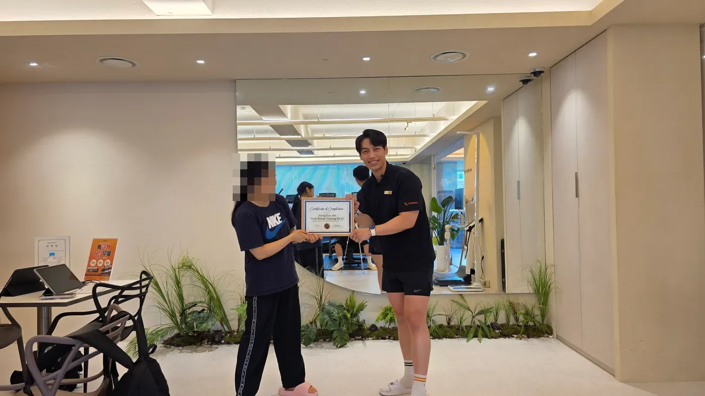 수료증을 전달받는 수료생