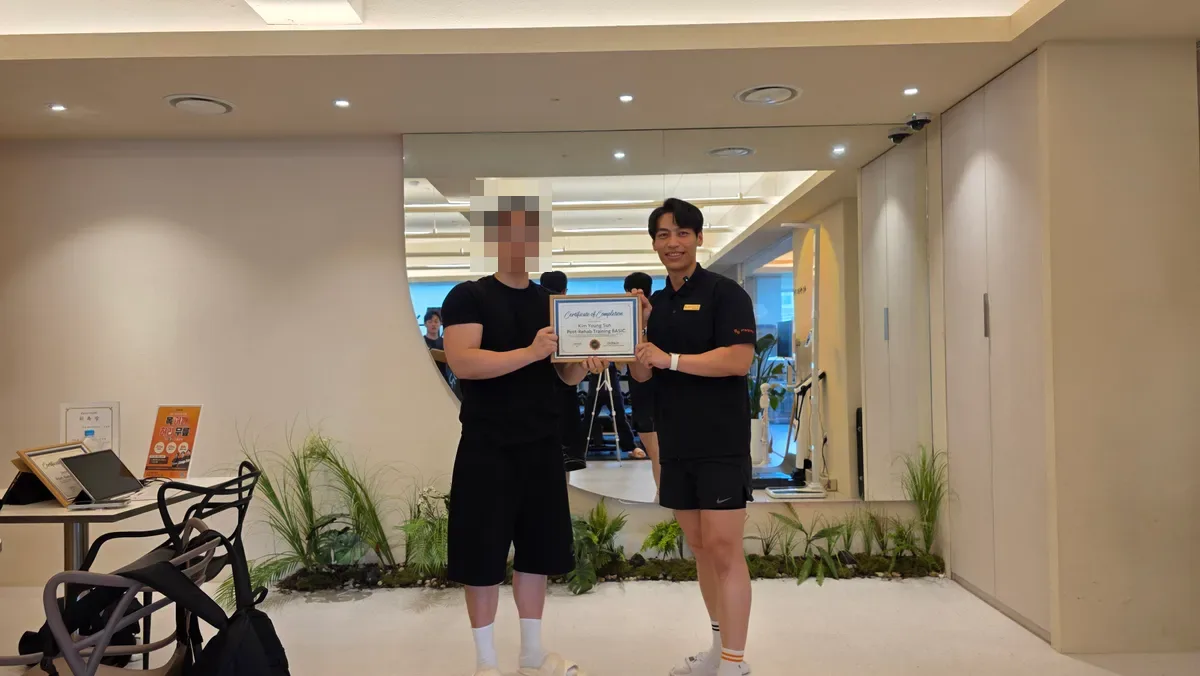 수료증을 전달받는 수료생