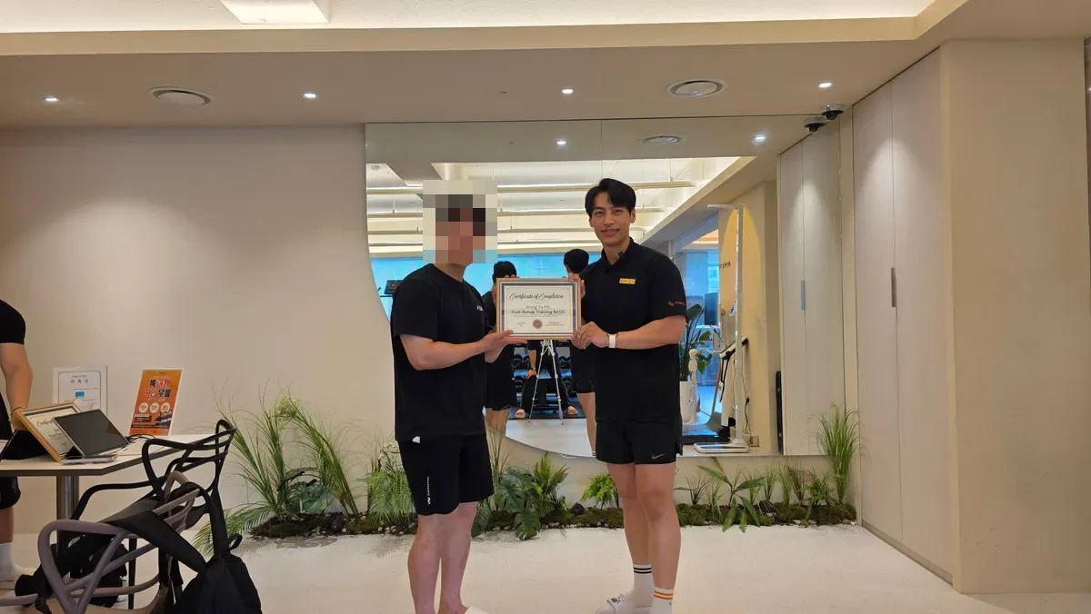 수료증을 전달받는 수료생