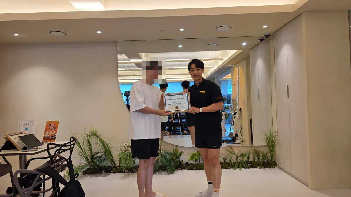 수료증을 전달받는 수료생