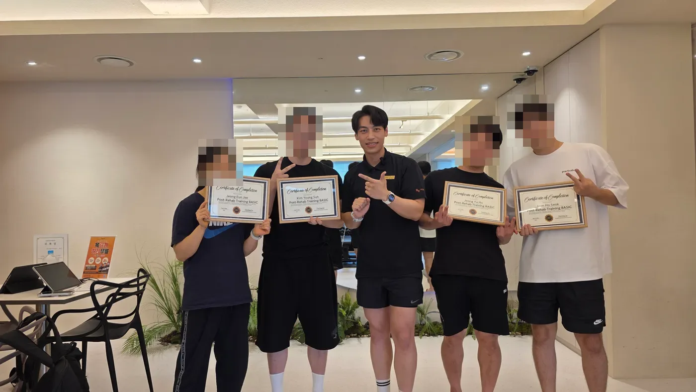 수료증을 들고 있는 수료생들과 강사